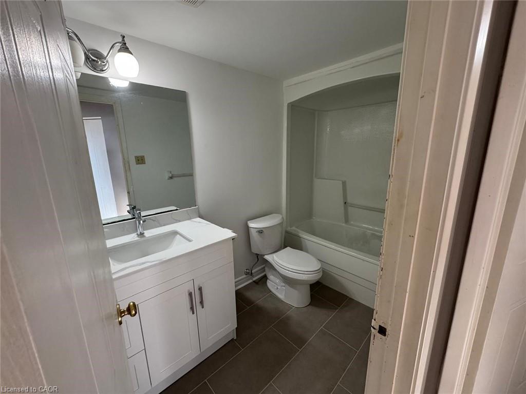 6-3085 Kingsway Drive, Kitchener, ON - Indoor Photo Showing Bathroom