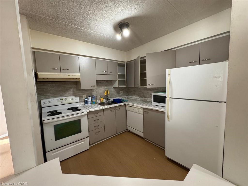 6-3085 Kingsway Drive, Kitchener, ON - Indoor Photo Showing Kitchen