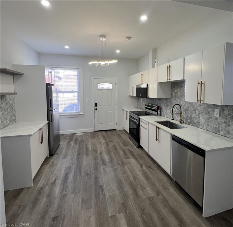 44 Madison Avenue, Hamilton, ON - Indoor Photo Showing Kitchen With Stainless Steel Kitchen With Upgraded Kitchen