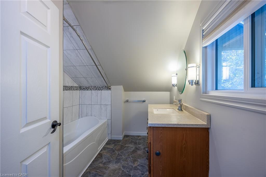 17 Mechanic Street W, Waterford, ON - Indoor Photo Showing Bathroom