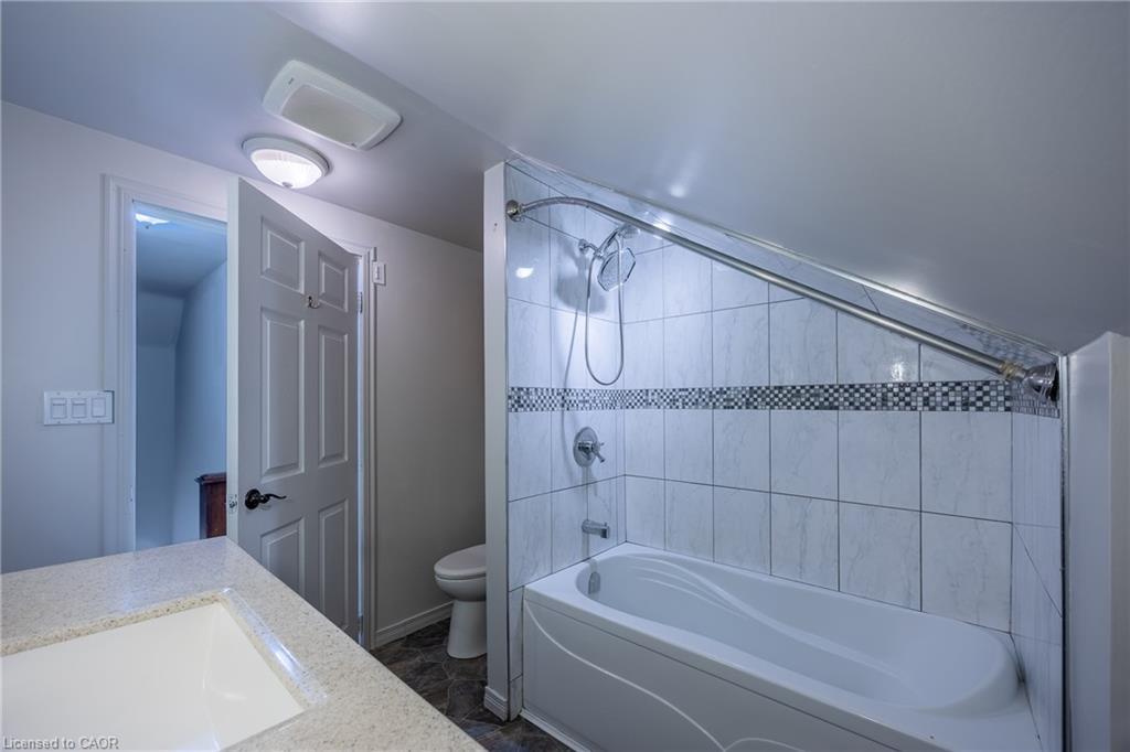 17 Mechanic Street W, Waterford, ON - Indoor Photo Showing Bathroom
