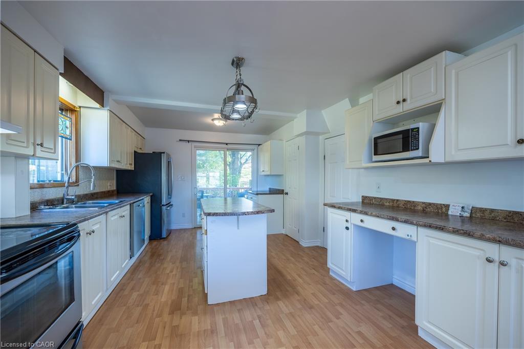 17 Mechanic Street W, Waterford, ON - Indoor Photo Showing Kitchen With Double Sink
