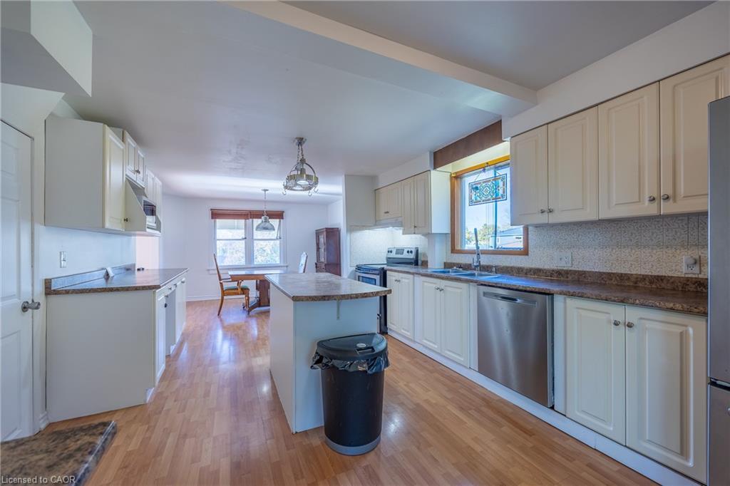 17 Mechanic Street W, Waterford, ON - Indoor Photo Showing Kitchen With Double Sink