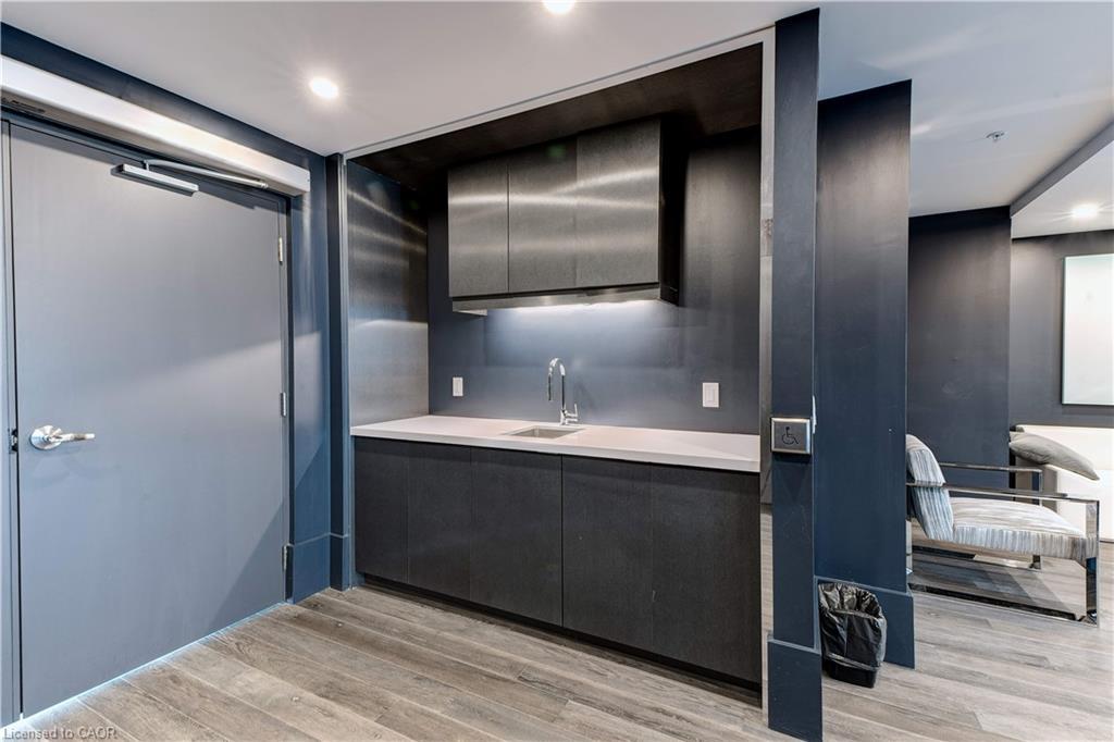 804-16 Concord Place, Grimsby, ON - Indoor Photo Showing Kitchen