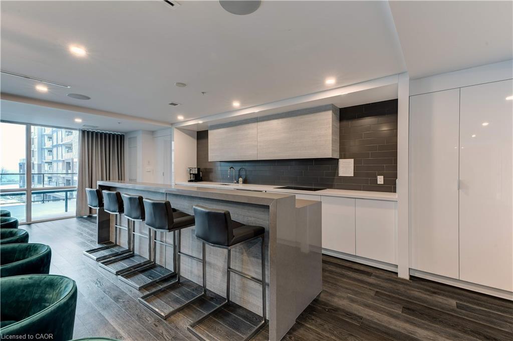 804-16 Concord Place, Grimsby, ON - Indoor Photo Showing Kitchen