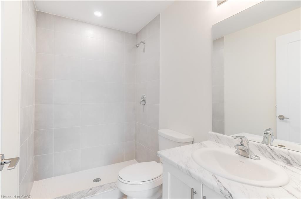 804-16 Concord Place, Grimsby, ON - Indoor Photo Showing Bathroom