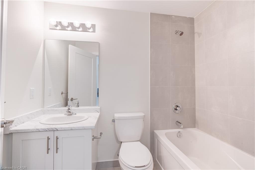 804-16 Concord Place, Grimsby, ON - Indoor Photo Showing Bathroom