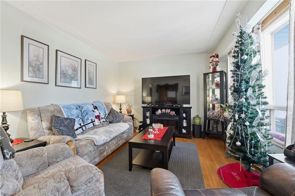 29 Leckie Avenue, Stoney Creek, ON - Indoor Photo Showing Living Room