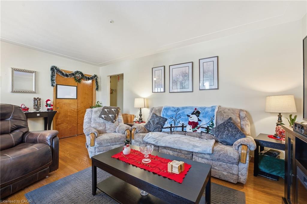 29 Leckie Avenue, Stoney Creek, ON - Indoor Photo Showing Living Room