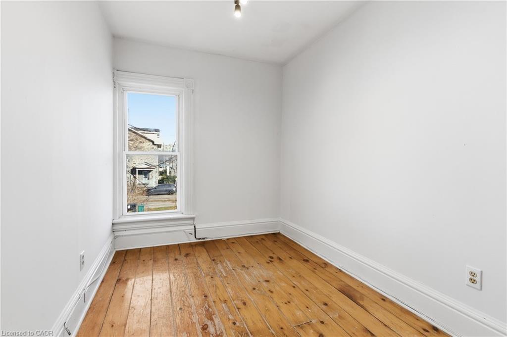 10 Walnut Street, Cambridge, ON - Indoor Photo Showing Other Room