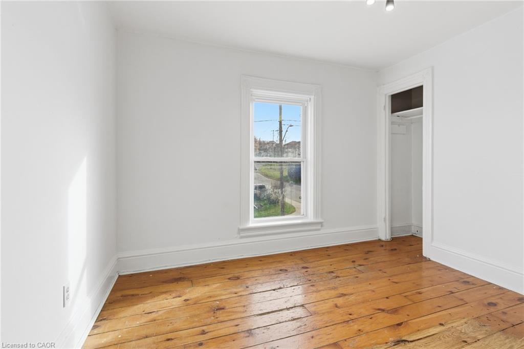 10 Walnut Street, Cambridge, ON - Indoor Photo Showing Other Room