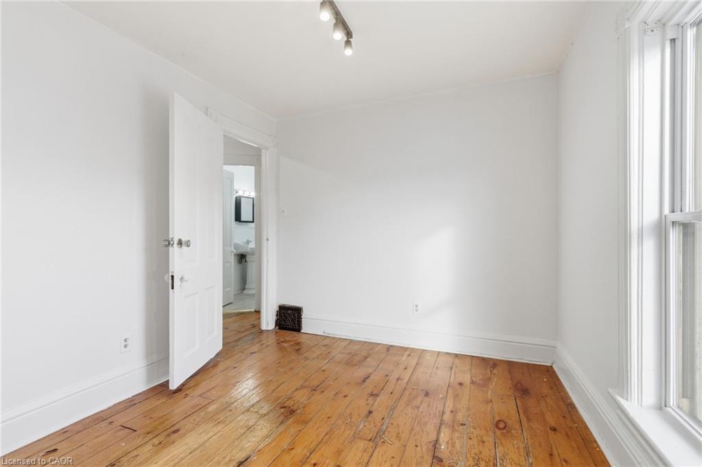 10 Walnut Street, Cambridge, ON - Indoor Photo Showing Other Room