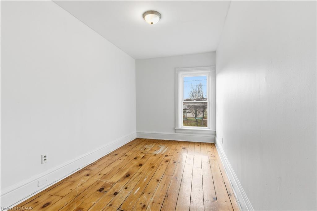 10 Walnut Street, Cambridge, ON - Indoor Photo Showing Other Room