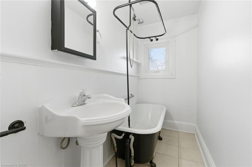 10 Walnut Street, Cambridge, ON - Indoor Photo Showing Bathroom