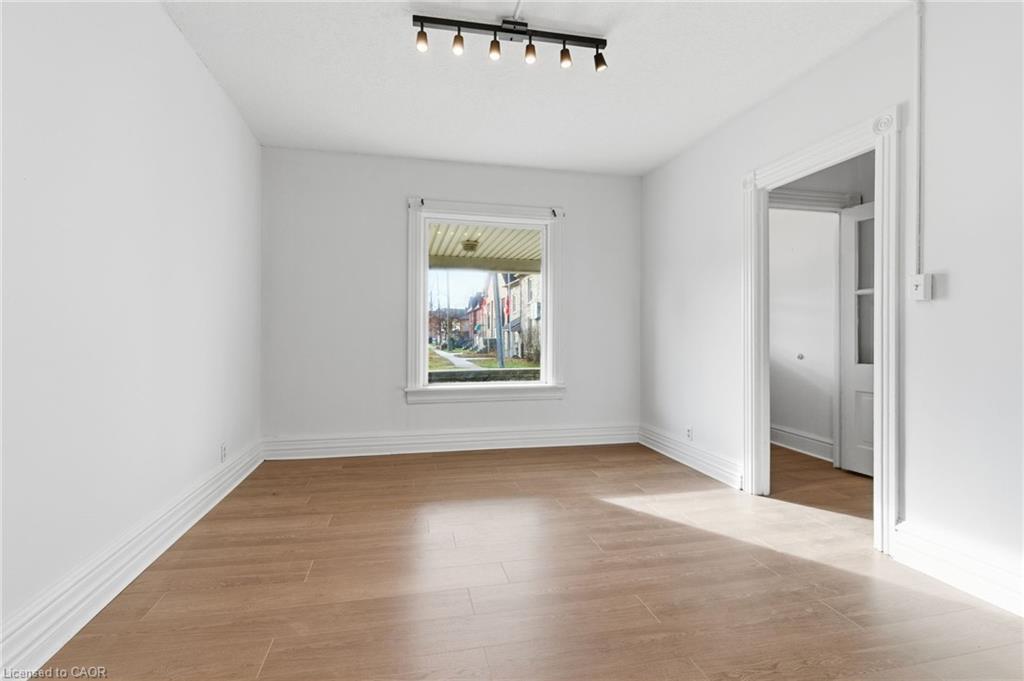 10 Walnut Street, Cambridge, ON - Indoor Photo Showing Other Room