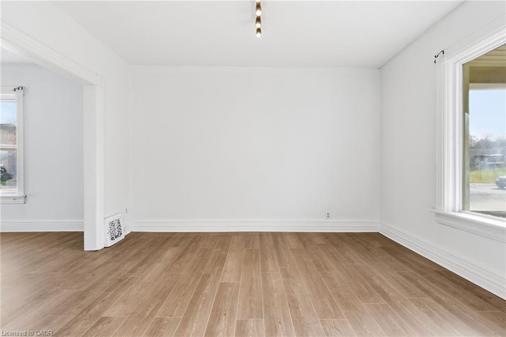 10 Walnut Street, Cambridge, ON - Indoor Photo Showing Other Room