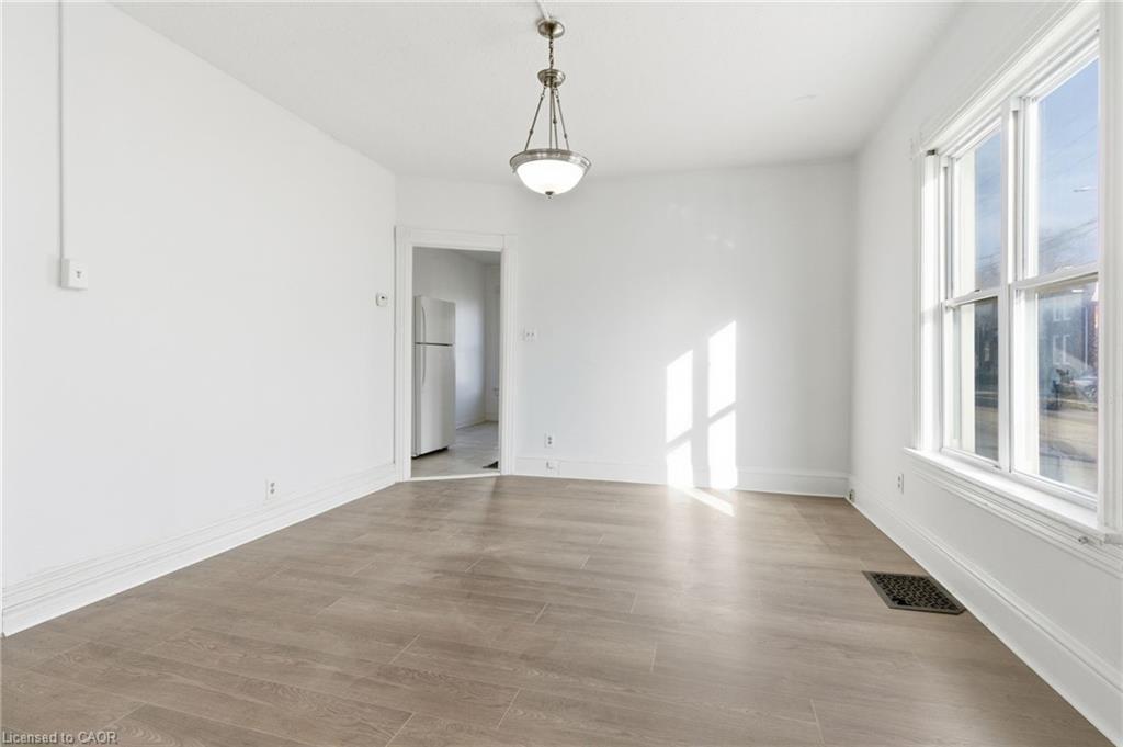 10 Walnut Street, Cambridge, ON - Indoor Photo Showing Other Room