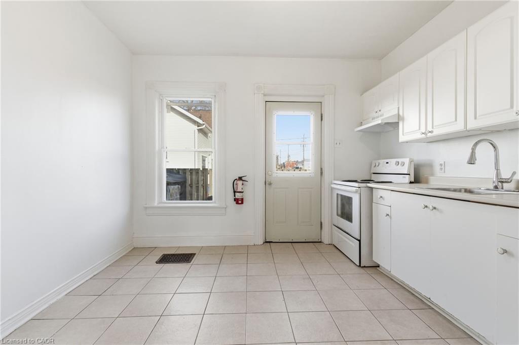 10 Walnut Street, Cambridge, ON - Indoor Photo Showing Kitchen