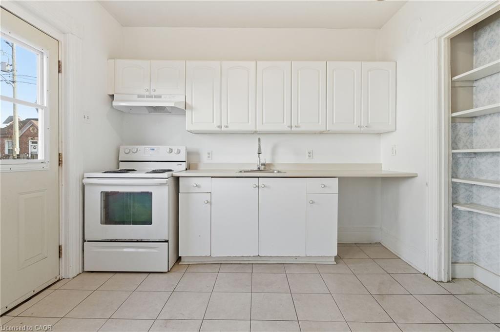 10 Walnut Street, Cambridge, ON - Indoor Photo Showing Kitchen
