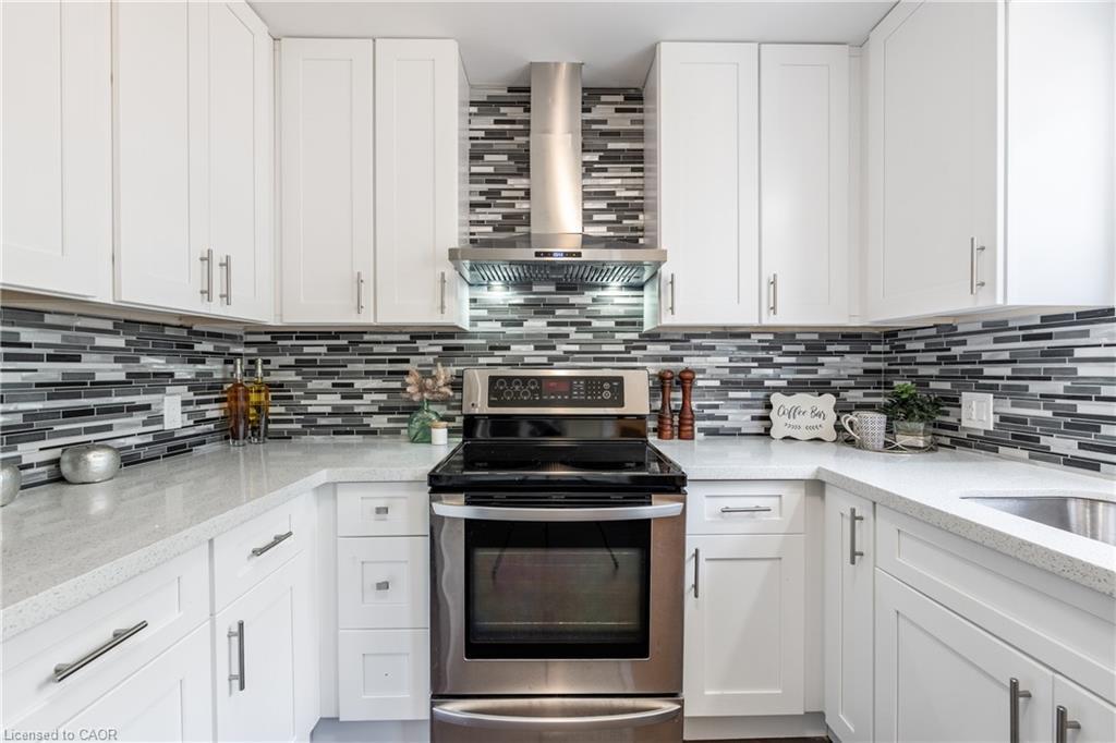 4475 First Avenue, Niagara Falls, ON - Indoor Photo Showing Kitchen With Upgraded Kitchen