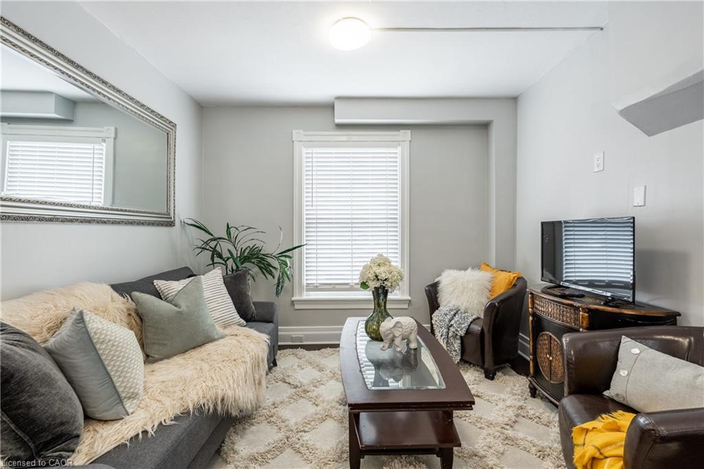 4475 First Avenue, Niagara Falls, ON - Indoor Photo Showing Living Room