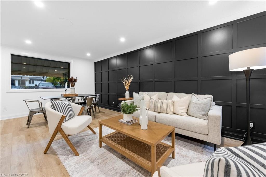 9 Ford Street, Hamilton, ON - Indoor Photo Showing Living Room
