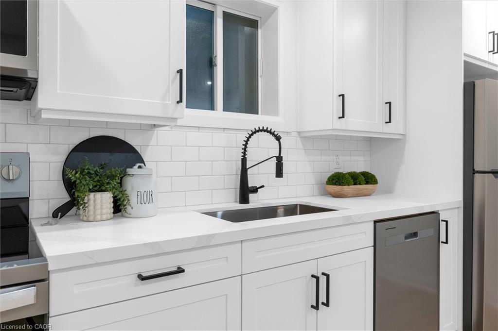 9 Ford Street, Hamilton, ON - Indoor Photo Showing Kitchen With Upgraded Kitchen