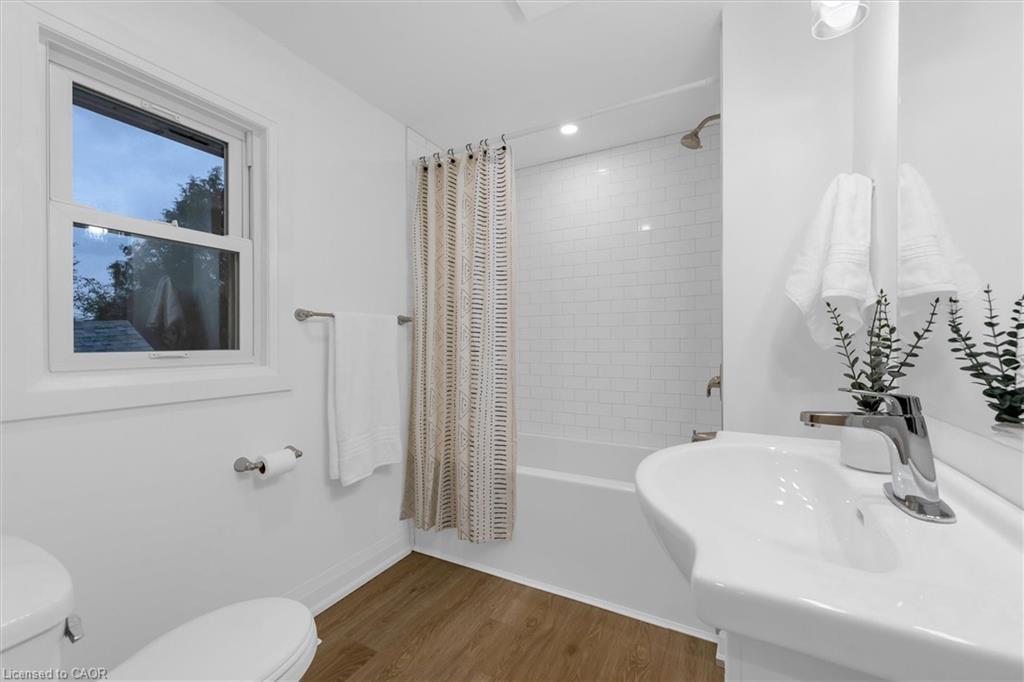 9 Ford Street, Hamilton, ON - Indoor Photo Showing Bathroom