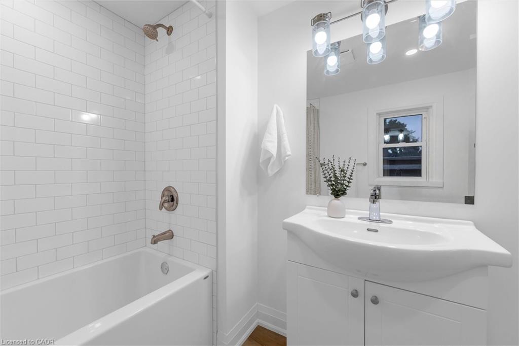 9 Ford Street, Hamilton, ON - Indoor Photo Showing Bathroom