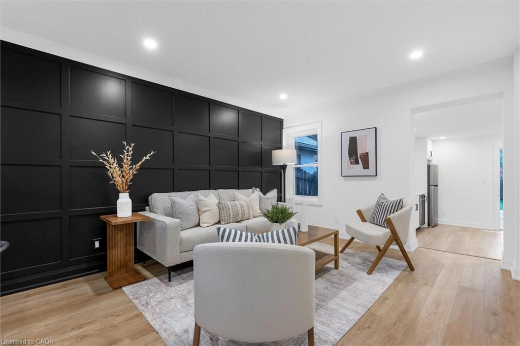 9 Ford Street, Hamilton, ON - Indoor Photo Showing Living Room