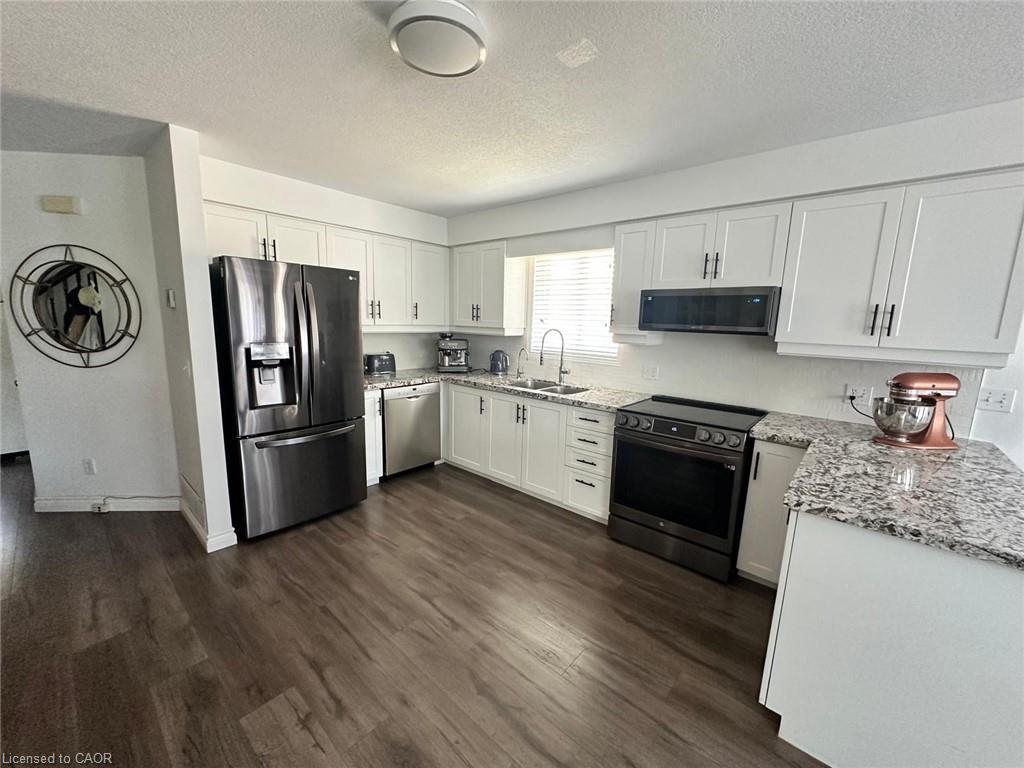 179 Dalecroft Place, Waterloo, ON - Indoor Photo Showing Kitchen With Double Sink