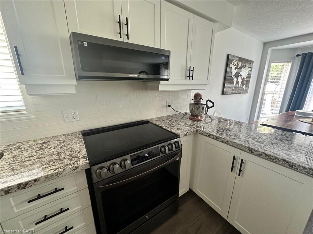 179 Dalecroft Place, Waterloo, ON - Indoor Photo Showing Kitchen With Upgraded Kitchen