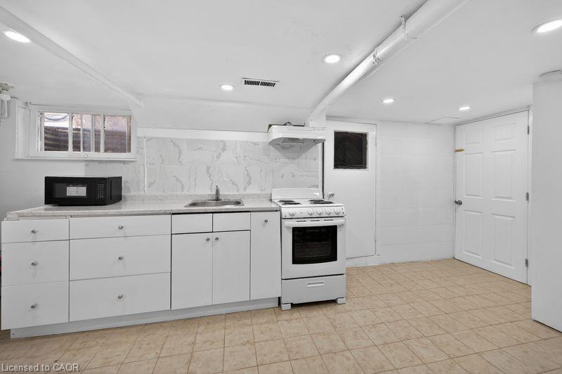 Lower Lvl-44 Aldridge Street, Hamilton, ON - Indoor Photo Showing Kitchen