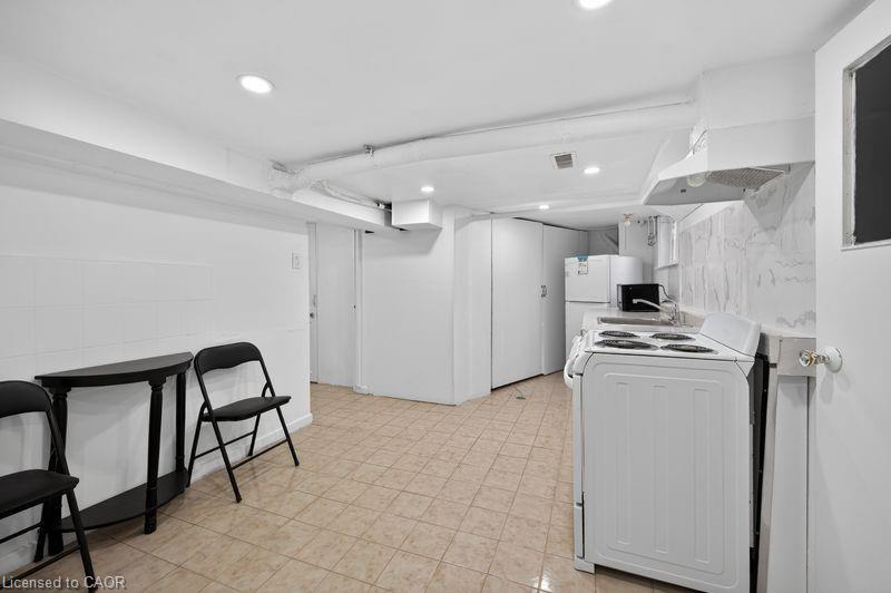 Lower Lvl-44 Aldridge Street, Hamilton, ON - Indoor Photo Showing Kitchen