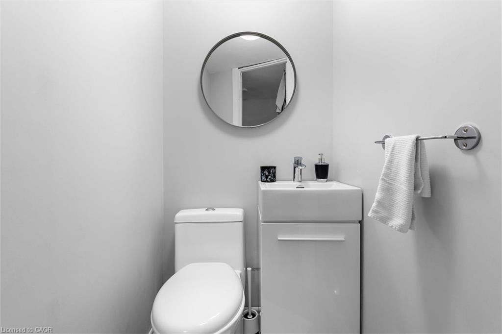 143 Walter Avenue S, Hamilton, ON - Indoor Photo Showing Bathroom