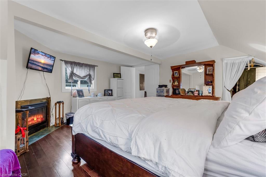 143 Walter Avenue S, Hamilton, ON - Indoor Photo Showing Bedroom