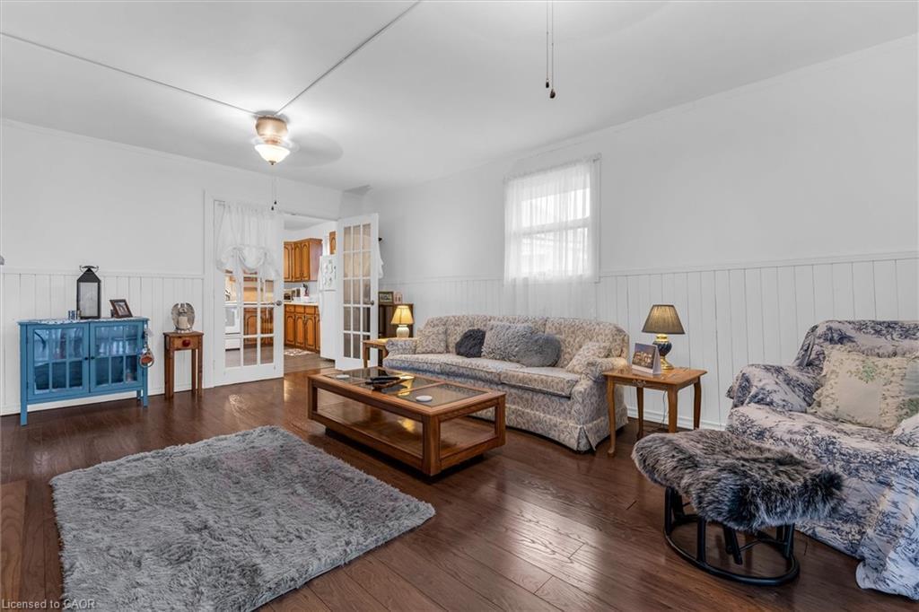143 Walter Avenue S, Hamilton, ON - Indoor Photo Showing Living Room
