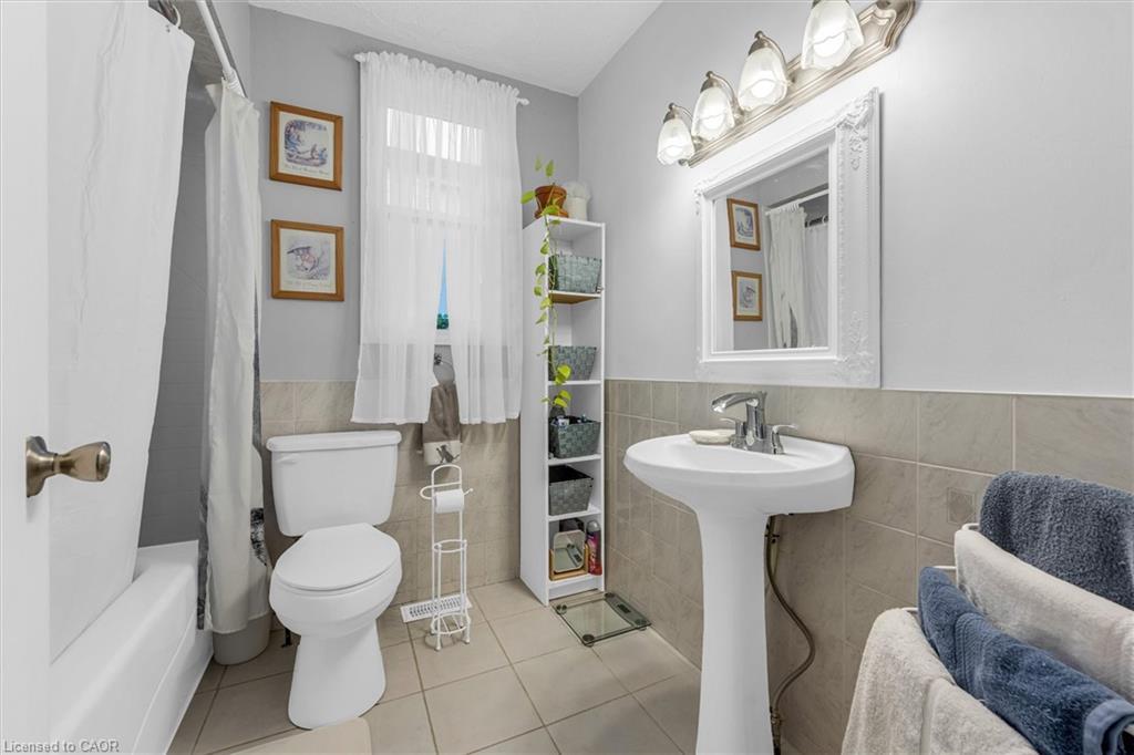 143 Walter Avenue S, Hamilton, ON - Indoor Photo Showing Bathroom