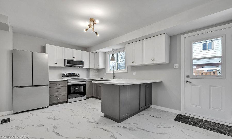 11-78 Bee Street, Woodstock, ON - Indoor Photo Showing Kitchen
