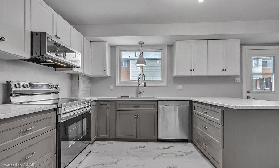 11-78 Bee Street, Woodstock, ON - Indoor Photo Showing Kitchen