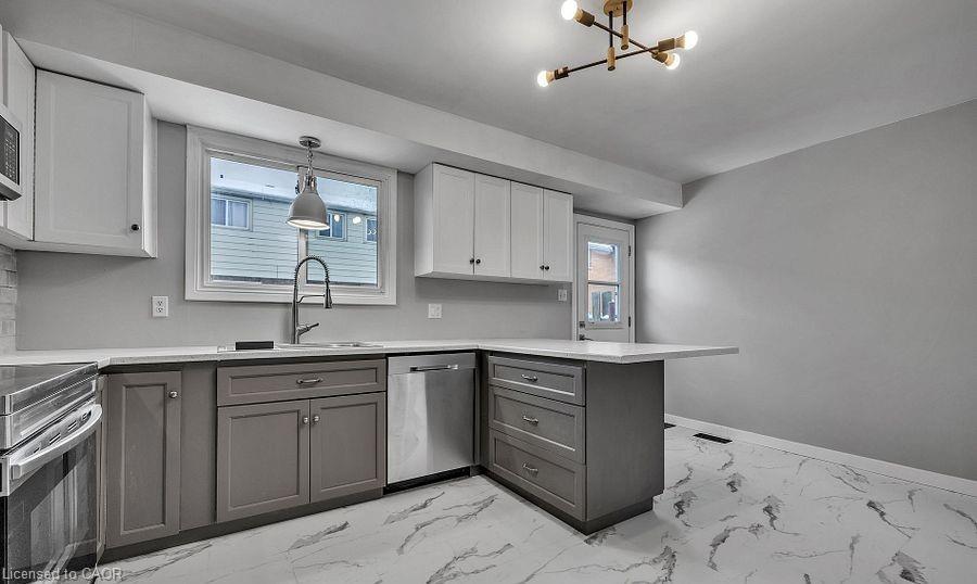 11-78 Bee Street, Woodstock, ON - Indoor Photo Showing Kitchen