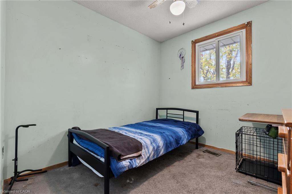 11 Torlake Street, Hamilton, ON - Indoor Photo Showing Bedroom