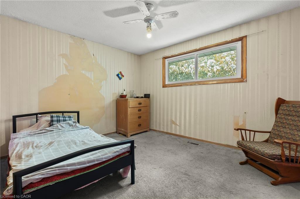 11 Torlake Street, Hamilton, ON - Indoor Photo Showing Bedroom