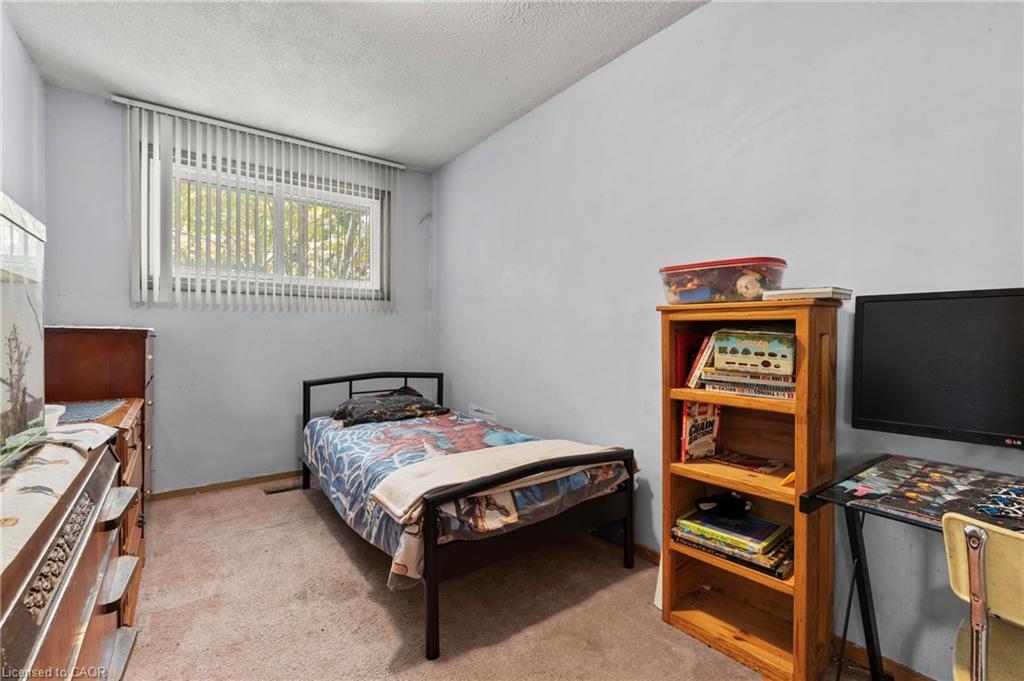 11 Torlake Street, Hamilton, ON - Indoor Photo Showing Bedroom