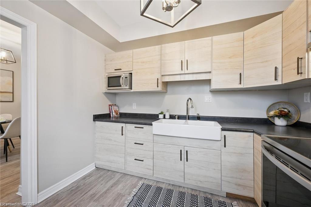 16-18 St Andrews Street, Cambridge, ON - Indoor Photo Showing Kitchen
