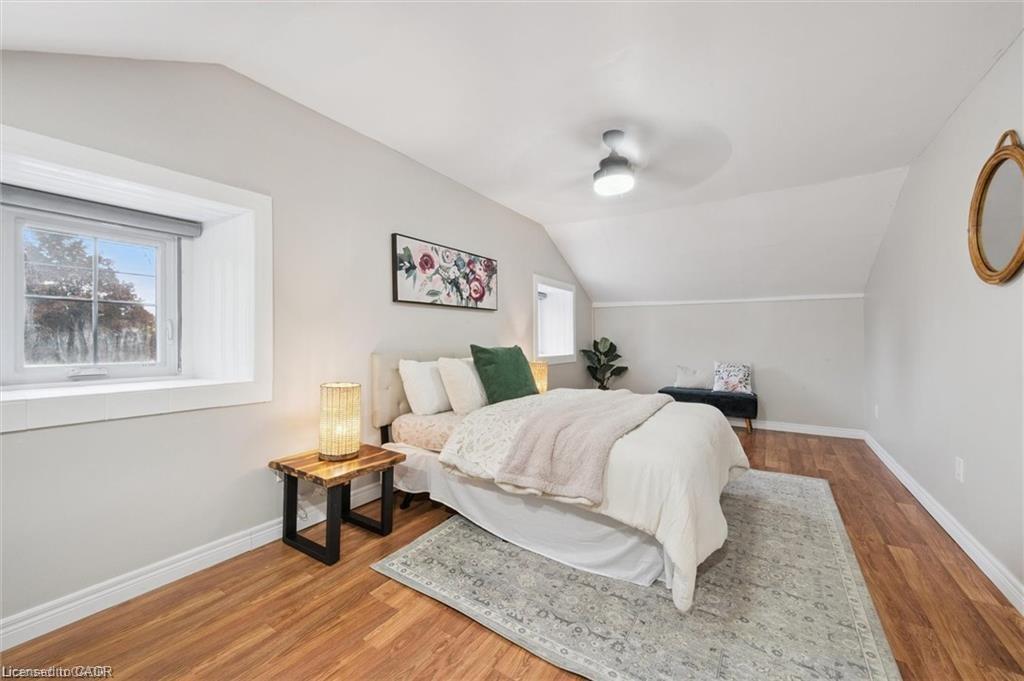 16-18 St Andrews Street, Cambridge, ON - Indoor Photo Showing Bedroom