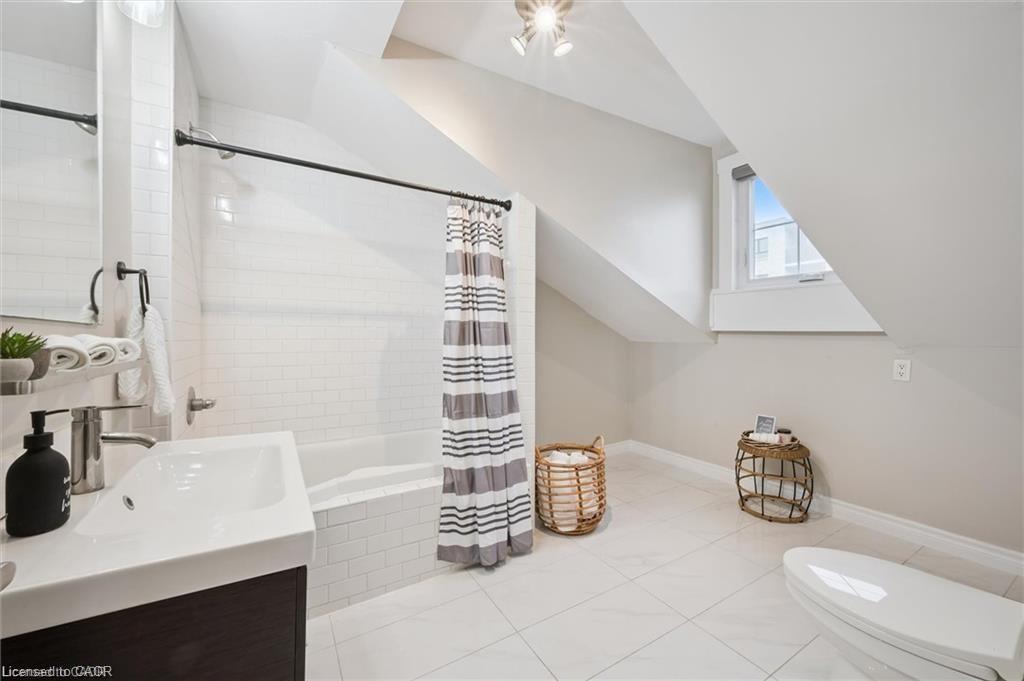 16-18 St Andrews Street, Cambridge, ON - Indoor Photo Showing Bathroom