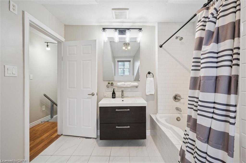 16-18 St Andrews Street, Cambridge, ON - Indoor Photo Showing Bathroom