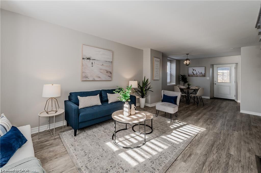 16-18 St Andrews Street, Cambridge, ON - Indoor Photo Showing Living Room