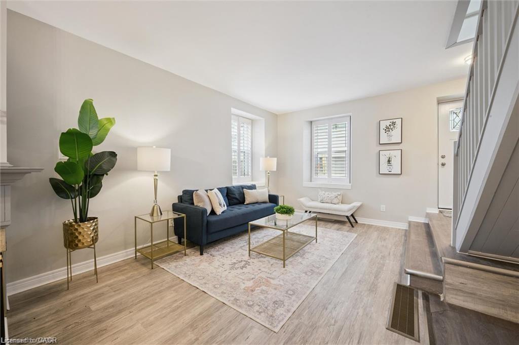 16-18 St Andrews Street, Cambridge, ON - Indoor Photo Showing Living Room